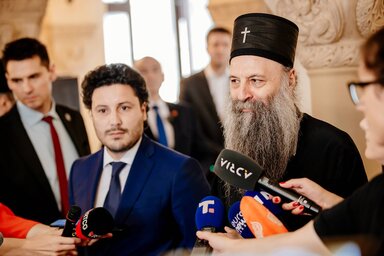 Dritan Abazović és Porfirije pátriárka a megállapodást követő sajtótájékoztatón (Fotó: Beta)