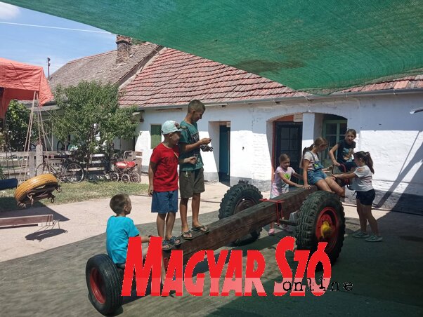 Kreatív- és kézműves foglalkozásokon is részt vehetnek a gyerekek (Kancsár Izabella felvétele) Kreatív- és kézműves foglalkozásokon is részt vehetnek a gyerekek (Kancsár Izabella felvétele)