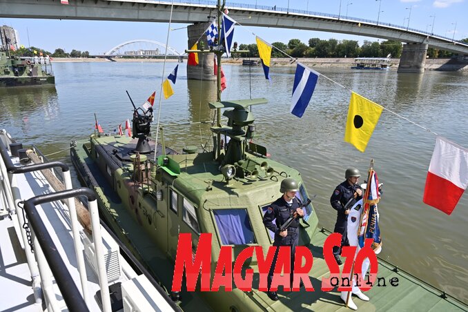 Kiúsztak a folyami flottilla hajói, feldíszítve, a matrózok díszegyenruhában feszítettek (Fotó: Ótos András felvétele) Kiúsztak a folyami flottilla hajói, feldíszítve, a matrózok díszegyenruhában feszítettek (Fotó: Ótos András felvétele)
