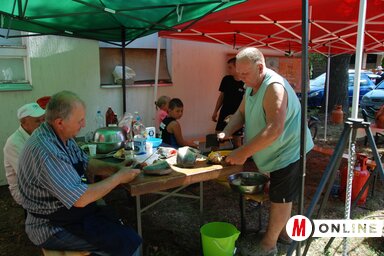 Előkészítik a halat a versenyzők (Fotó: Horváth Attila felvétele)