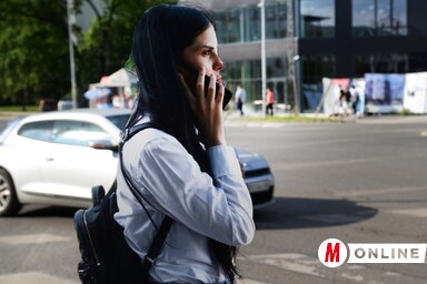 Fiataljaink gyakran felelőtlenül, meggondolatlanul vetik bele magukat a közlekedésbe. Az okostelefon elvonja figyelmük legnagyobb részét, gyakran a nagy, a külső hangokat is kiszűrő fülhallg