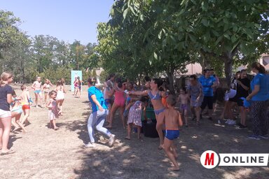 Gyermekkacajtól hangos vidám pillanatok a vizes játékokon a Művelődési Ház udvarában (Kazinczy Paszterkó Diana felvétele)