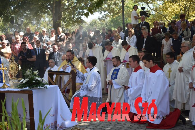 Msgr. Felföldi László pécsi megyés püspök az oltáriszentséggel (Fotó: L. Móger Tímea)