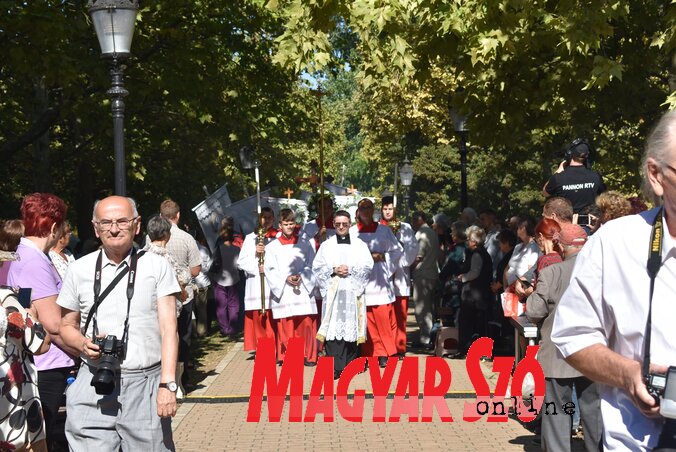 Az időjárás is kedvezett a zarándokoknak (Fotó: L. Móger Tímea) Az időjárás is kedvezett a zarándokoknak (Fotó: L. Móger Tímea)