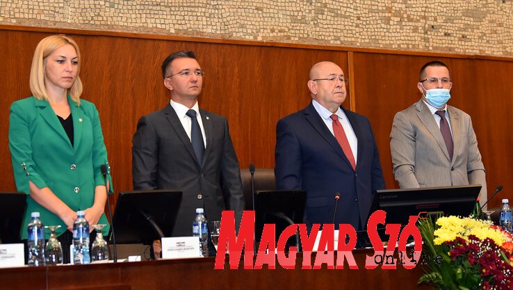 Egeresi Sándor volt parlamenti elnök emlékének adózva a tegnapi ülés egyperces néma felállással kezdődött (Ótos András felvétele) Egeresi Sándor volt parlamenti elnök emlékének adózva a tegnapi ülés egyperces néma felállással kezdődött (Ótos András felvétele)
