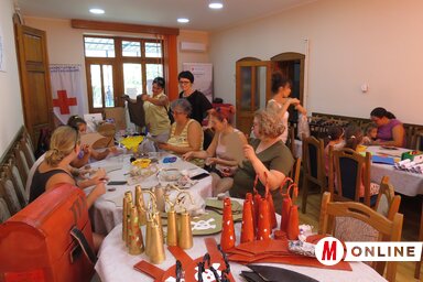 Kézműves-foglalkozás az adai nagycsaládos-egyesületben