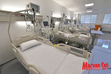 A mišeluki Covid-kórház jól felszerelt intézmény, jelenleg nagyjából 50 Covid-beteget kezelnek itt, egyeseket lélegeztetőgépen (Fotó: Ótos András felvétele)