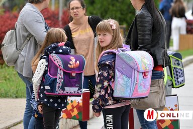 Gyerekek iskolatáskával, tanszercsomaggal (Ótos András felvétele)