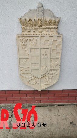 A címeres tábla (Szalma Brigitta felvétele)