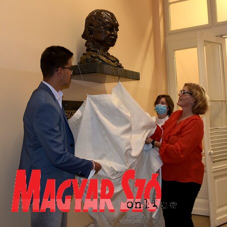 A száz éve született dr. Szeli István mellszobra (Gergely József felvétele) A száz éve született dr. Szeli István mellszobra (Gergely József felvétele)