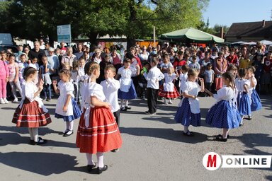 A néptáncosok felvonulásának piactéri megállója (Fotó: Lakatos János felvétele)