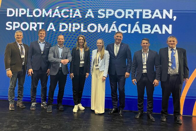 A közelmúltban Magyarország sportdiplomatái, köztük Éva is részt vett a Honvédelmi Minisztérium sportért felelős államtitkárságának sportdiplomáciai kongresszusán, ahol a sportágak képviselői az eddig szerzett nemzetközi tapasztalataikat igyekeztek átadni A közelmúltban Magyarország sportdiplomatái, köztük Éva is részt vett a Honvédelmi Minisztérium sportért felelős államtitkárságának sportdiplomáciai kongresszusán, ahol a sportágak képviselői az eddig szerzett nemzetközi tapasztalataikat igyekeztek átadni