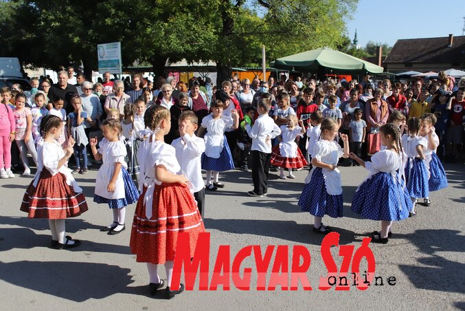 A néptáncosok felvonulásának piactéri megállója A néptáncosok felvonulásának piactéri megállója