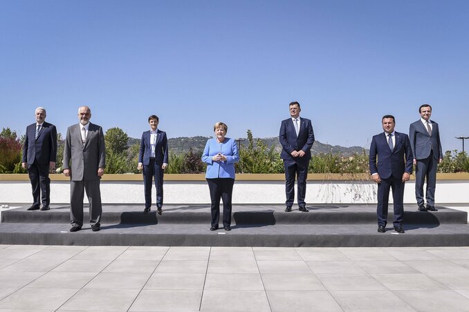 Angela Merkel a nyugat-balkáni országok vezetőivel (Fotó: Beta)