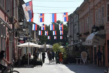 Az ünnep alkalmából az ország utcáin és terein, így Újvidéken is lengtek a zászlók (Fotó: Beta)