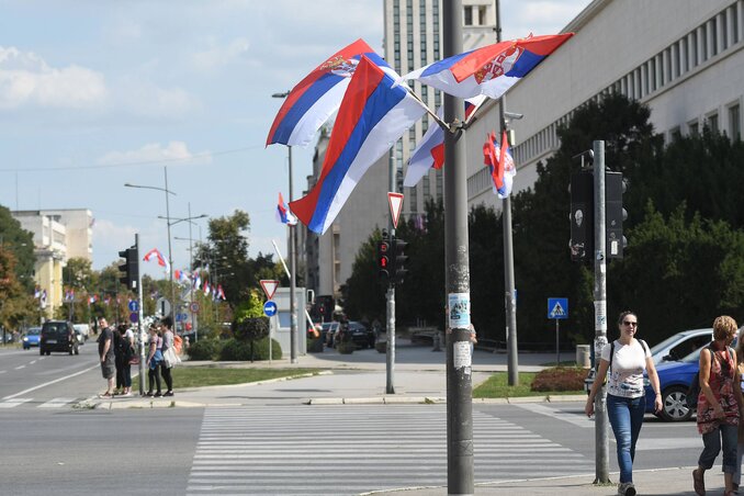 Zászlók Újvidéken, a tartományi kormány épülete előtt (Fotó: Beta)