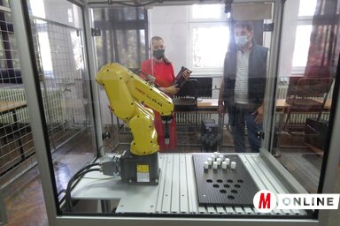 Az oktatórobot új távlatokat nyit az adai középiskolának