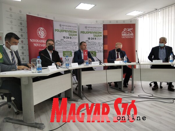Boris Barjaktarović, Senad Mahmutović, Slobodan Cvetković, Vladimir Vanja és Vladimir Borđoški (balról jobbra) értesítette a közvéleményt az idei mezőgazdasági vásárról (Fotó: Tóth D. Lívia) Boris Barjaktarović, Senad Mahmutović, Slobodan Cvetković, Vladimir Vanja és Vladimir Borđoški (balról jobbra) értesítette a közvéleményt az idei mezőgazdasági vásárról (Fotó: Tóth D. Lívia)