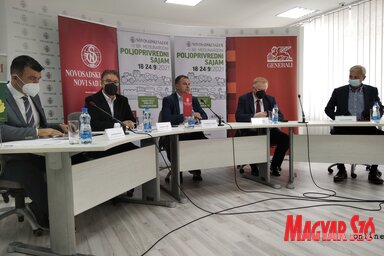 Boris Barjaktarović, Senad Mahmutović, Slobodan Cvetković, Vladimir Vanja és Vladimir Borđoški (balról jobbra) értesítette a közvéleményt az idei mezőgazdasági vásárról (Fotó: Tóth D. Lívia)
