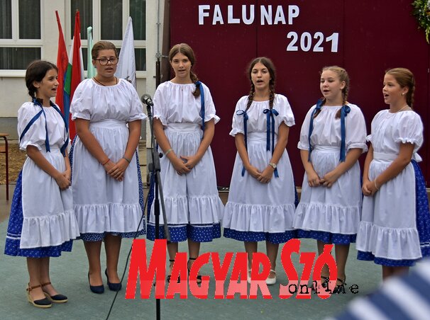 A művelődési egyesület lánykórusa népdalokat énekelt A művelődési egyesület lánykórusa népdalokat énekelt