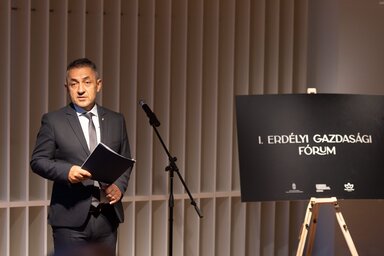 Marosv�s�rhely, 2021. szeptember 17.
Pot�pi �rp�d J�nos, a Minisztereln�ks�g nemzetpolitik��rt felel�s �llamtitk�ra besz�det mond a Minisztereln�ks�g Nemzetpolitikai �llamtitk�rs�ga �s a Pro Economica Alap�tv�ny szervez�s�ben, a Design Terminallal val� s