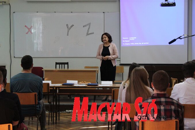 Csikós Pajor Gizella, a Bolyai Tehetséggondozó Gimnázium és Kollégium igazgatója köszönti a felkészítő tanárokat és a diákokat (Fotó: Kállai G. Nikoletta) Csikós Pajor Gizella, a Bolyai Tehetséggondozó Gimnázium és Kollégium igazgatója köszönti a felkészítő tanárokat és a diákokat (Fotó: Kállai G. Nikoletta)
