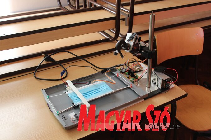 Az egyik diák egy automata maszkfertőtlenítő robotot alkotott meg (Fotó: Kállai G. Nikoletta) Az egyik diák egy automata maszkfertőtlenítő robotot alkotott meg (Fotó: Kállai G. Nikoletta)