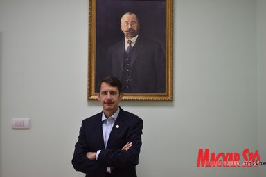 Dr. Pásztor Bálint a Városházát építtető polgármester képe előtt (Fotó: Patyi Szilárd)
