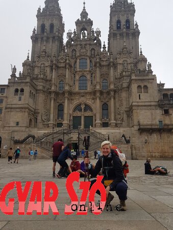 A célba érés pillanata – Andi Santiago de Compostellában, a katedrális előtt A célba érés pillanata – Andi Santiago de Compostellában, a katedrális előtt