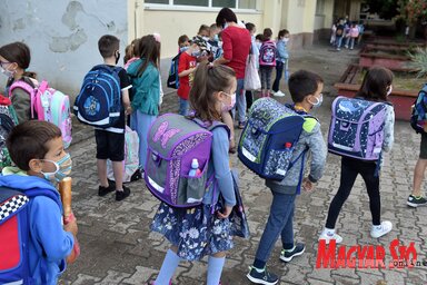 Az oktatási minisztérium eljuttatta az összes szerbiai általános és középiskolának a következő héten érvényes oktatási modellre vonatkozó szabályzatot (Ótos András illusztrációja)