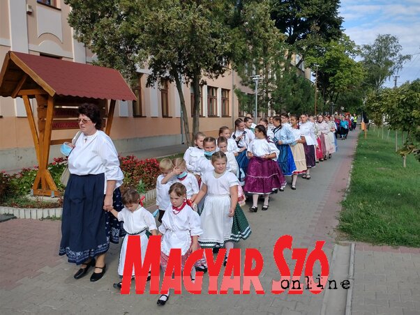 Az emléknap fellépői népviseletben vonultak a misére a moholi templomba