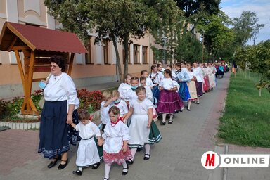 Az emléknap fellépői népviseletben vonultak a misére a moholi templomba