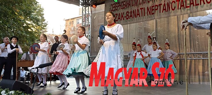 A magyarkanizsai Tisza néptáncegyüttes fellépése