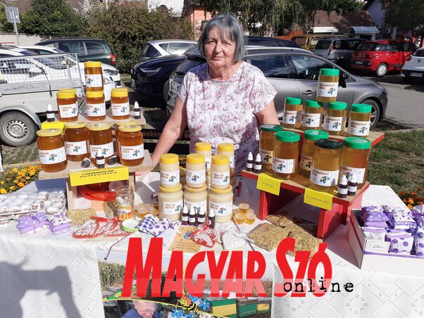 Vanger Mária a méz, a virágpor és a propolisz termékek mellett mézeskalácsot is árult, illetve ismerősei levendulapárnácskáit is kínálta a mézvásáron