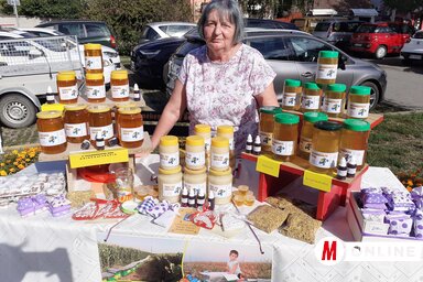 Vanger Mária a méz, a virágpor és a propolisz termékek mellett mézeskalácsot is árult, illetve ismerősei levendulapárnácskáit is kínálta a mézvásáron