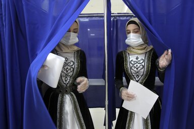 Csecsen népviseletbe öltözött hölgyek az egyik grozniji szavazóhelyen (Fotó: AP via Beta)