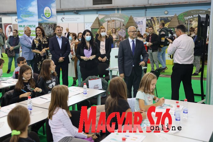 Miloš Vučević polgármester tegnap körbejárta a vásárt, elbeszélgetett a kiállítókkal és a látogatókkal