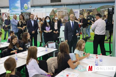 Miloš Vučević polgármester tegnap körbejárta a vásárt, elbeszélgetett a kiállítókkal és a látogatókkal