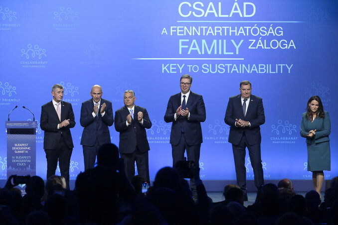 Andrej Babiš, Janez Janša, Orbán Viktor, Aleksandar Vučić, Milorad Dodik és Novák Katalin a Várkert Bazárban tartott IV. Budapesti Demográfiai Csúcson (Fotó: MTI) Andrej Babiš, Janez Janša, Orbán Viktor, Aleksandar Vučić, Milorad Dodik és Novák Katalin a Várkert Bazárban tartott IV. Budapesti Demográfiai Csúcson (Fotó: MTI)