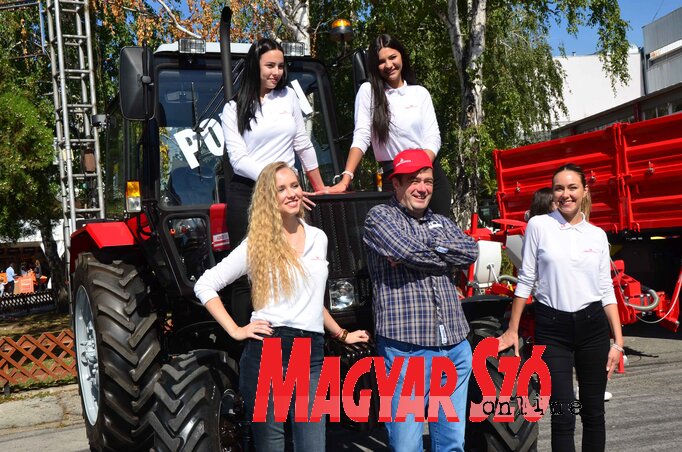 Dejan Filipović a főnyeremény, a Belarus 82.1-es típusú traktor új tulajdonosa (Fotó: Dávid Csilla)