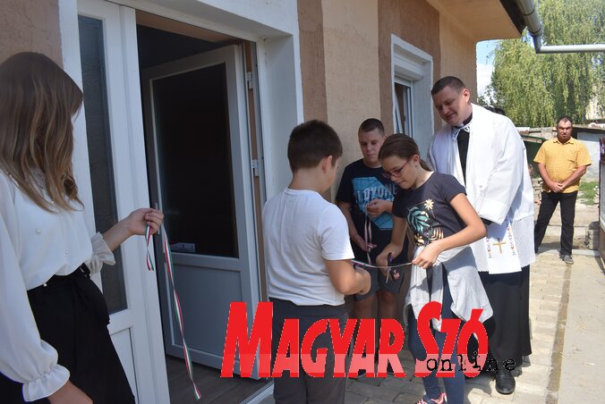 Maguk a hittanosok vágták át a nemzeti színű szalagot (L. Móger Tímea felvétele) Maguk a hittanosok vágták át a nemzeti színű szalagot (L. Móger Tímea felvétele)