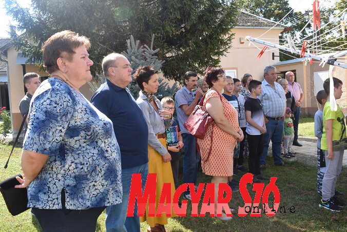 A hittanterem mindenki öröme. A megnyitón jelen voltak a helyi tisztségviselők, intézményvezetők, tanárok (L. Móger Tímea felvétele) A hittanterem mindenki öröme. A megnyitón jelen voltak a helyi tisztségviselők, intézményvezetők, tanárok (L. Móger Tímea felvétele)
