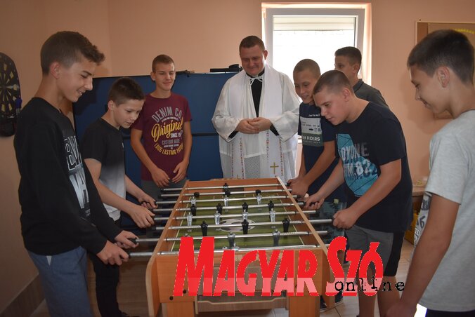 ...még a csocsózáshoz is van egy-két hasznos tippje… (L. Móger Tímea felvétele) ...még a csocsózáshoz is van egy-két hasznos tippje… (L. Móger Tímea felvétele)