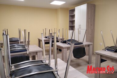Már csak a fiatalos lendület hiányzik ahhoz, hogy a tanulószobában a székek soha többé ne pihenjenek az asztalokon (Tóth D. Lívia felvétele)