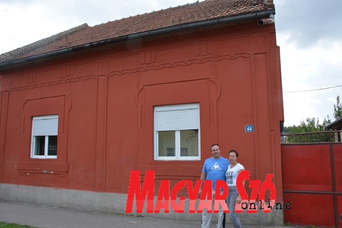 A házaspár a családi ház előtt (Paraczky László felvétele) A házaspár a családi ház előtt (Paraczky László felvétele)