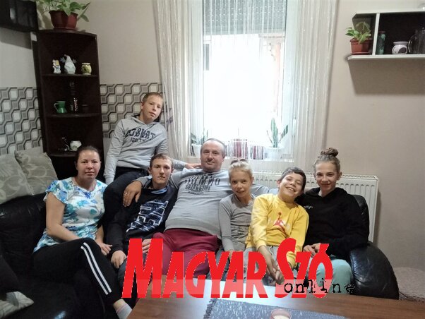 A boldog kúlai család a nappaliban (balról jobbra): Ősze Ibolya, hátul Ádám, Ferike, Ősze Ferenc, Ibolya, Dávid és Andrea (Paraczky László felvétele)