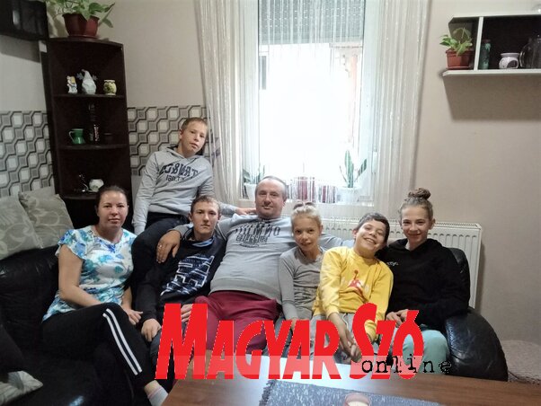 A boldog kúlai család a nappaliban (balról jobbra): Ősze Ibolya, hátul Ádám, Ferike, Ősze Ferenc, Ibolya, Dávid és Andrea (Paraczky László felvétele) A boldog kúlai család a nappaliban (balról jobbra): Ősze Ibolya, hátul Ádám, Ferike, Ősze Ferenc, Ibolya, Dávid és Andrea (Paraczky László felvétele)