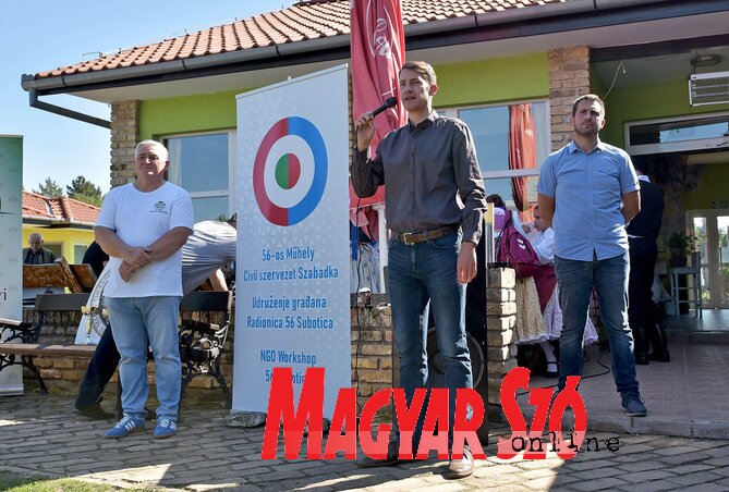 Pásztor Bálint megnyitja a körömpörköltversenyt (Fotó: Gergely Árpád) Pásztor Bálint megnyitja a körömpörköltversenyt (Fotó: Gergely Árpád)