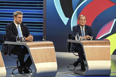 Úgy tűnik, a kancellár-favorit a 63 éves Olaf Scholz, az SPD jelöltje (balról),  a CDU/CSU szavazótábora ellenben azt szeretné, he Armin Laschet venné át Merkeltől a „jogart”. A felvétel a csütörtöki berlini tévés záróvitán készült (Fotó: AP via Beta)