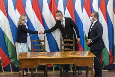 Szijjártó Péter lekezel Jelena Viktorovna Burmisztrovával a szerződés aláírása után (Fotó: MTI/KKI)